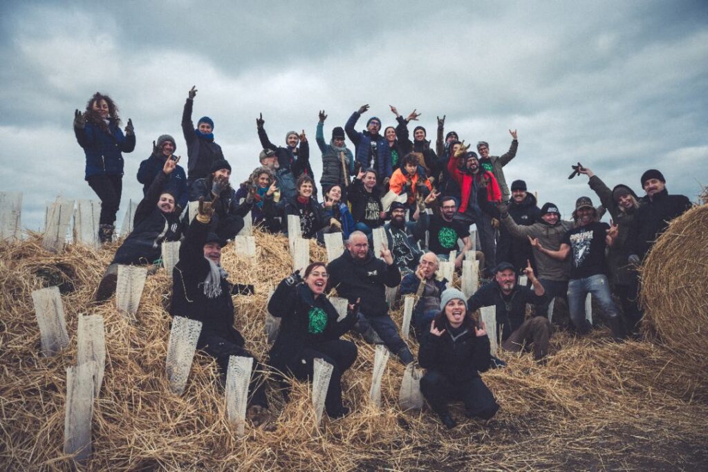 les benevoles Savage Lands sur le site de reforestation hellfest