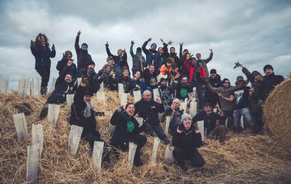 les benevoles Savage Lands sur le site de reforestation hellfest