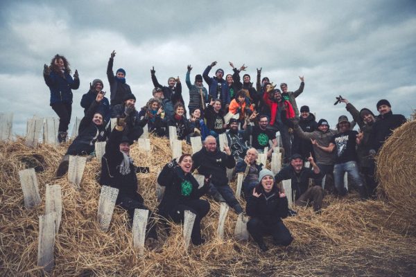 les benevoles Savage Lands sur le site de reforestation hellfest